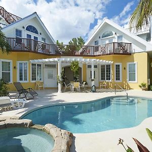 Shangri-La Boutique Bed & Breakfast Bed & Breakfast West Bay Exterior photo