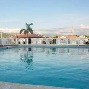 The Gulf Retreat Oasis Villa Ellis Caymanas Exterior photo