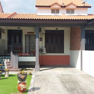 Teratakmuslim H'H Villa Malacca Exterior photo