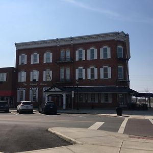 Island House Historic Vacation Rentals Port Clinton Exterior photo