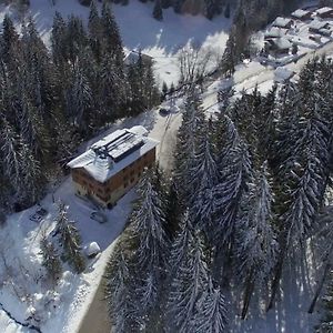 1861 Chatel Hostel Exterior photo