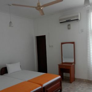 The Number 8 Hostel Dehiwala-Mount Lavinia Exterior photo