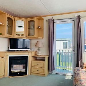 Golden Sands Caravan Hire Ingoldmells- Free In Caravan Wifi- Access Included To The On Site Club House, Sports Bar, Arcade, Coffee Shop We Have Beach Access, A Fishing Lake And A Laundrette Exterior photo