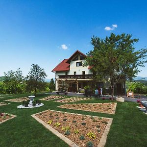 Bed and Breakfast Adventure Farm à Store Exterior photo