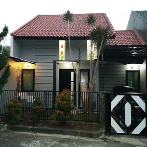 Vila Oma Sukari Syariah Home Living Batu  Exterior photo