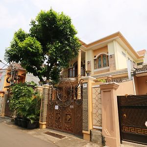 Maharani Guesthouse Tebet Syariah Giacarta Exterior photo