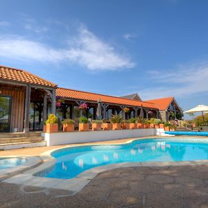 The Farmhouse Hotel And Restaurant Saint Saviour Exterior photo