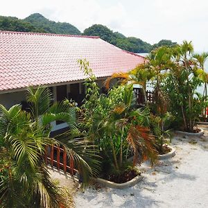 Penarak Bamboo Beach Motel Kuah Exterior photo