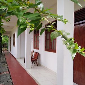 Dinesh Guest House Kataragama Exterior photo